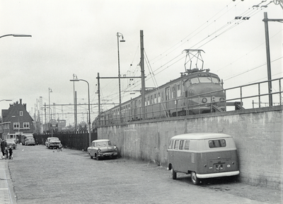 502542 Gezicht in de Boorstraat te Utrecht, met de muur langs de opstelsporen van N.S. met een electrisch treinstel ...